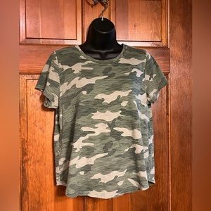 Old Navy Green Camo Short Sleeve Tee Size Medium 100% Cotton